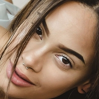 Bela Esquiavone Desnuda