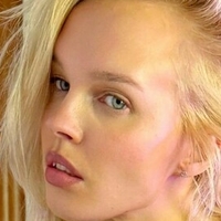 Crystal Lily Desnuda