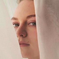 Mia Threapleton Desnuda